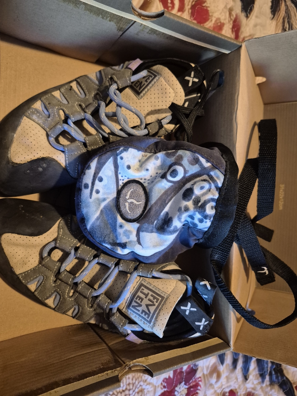 Womens Size 8 Rock Climbing Shoes. With Powder Bag. Gently Used.